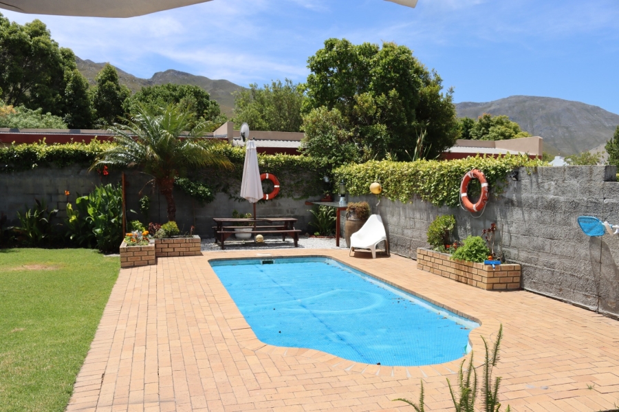 To Let 4 Bedroom Property for Rent in Kleinmond Western Cape